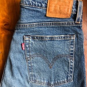 Levi’s high wasted raw edge mom jeans size 28